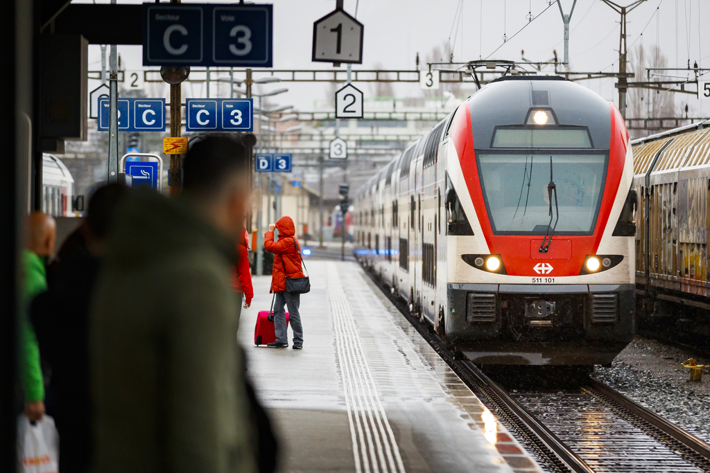 Malgré la tempête qui a balayé la Suisse durant la nuit, l'introduction du nouvel horaire s'est déroulée sans perturbation et l'exploitation ferroviaire se déroule de façon stable.