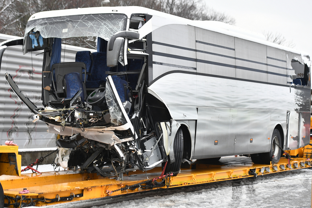 Le car a dérapé et foncé dans un mur.