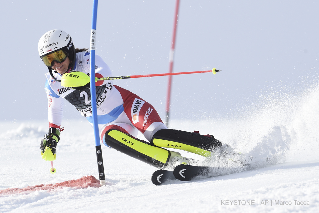 Wendy Holdener sur la neige mouillée de Courchevel.