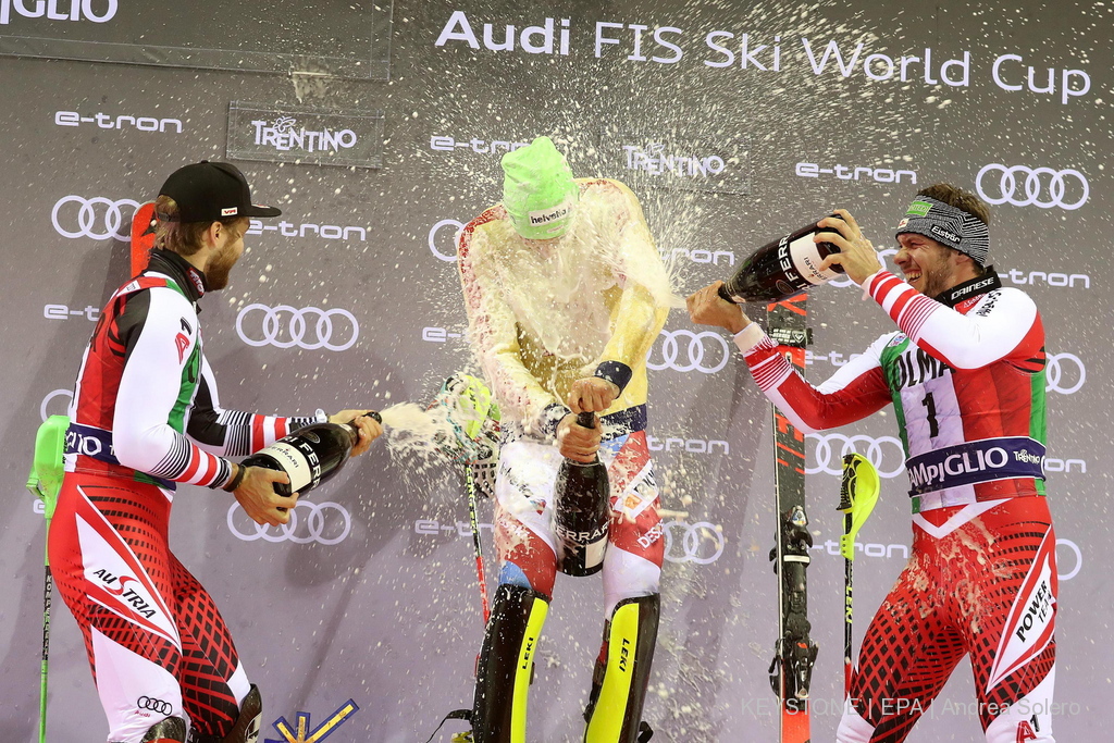 Moins rapide à l'ouverture du champagne que sur la piste, Daniel Yule a eu droit à une belle douche.