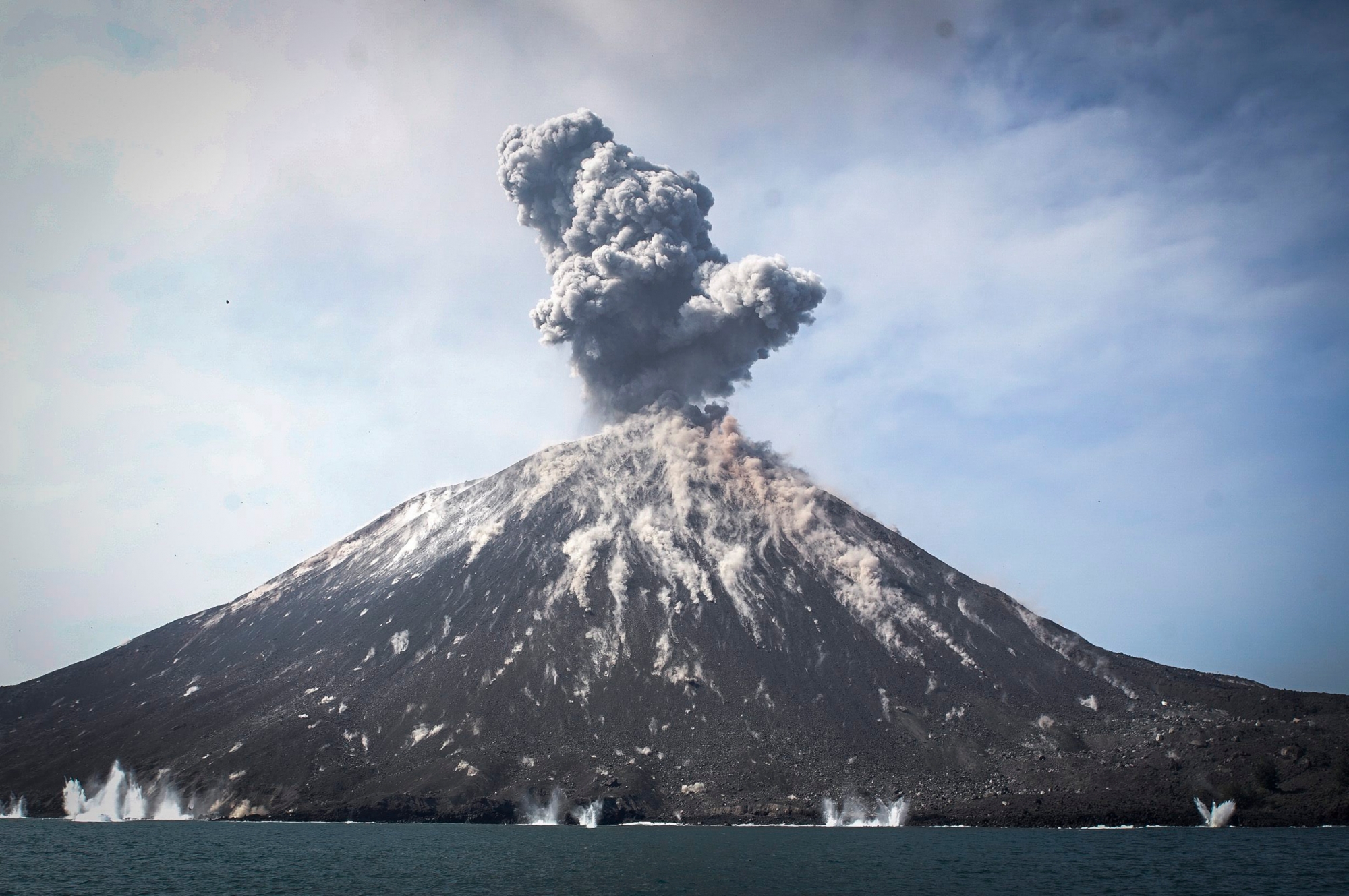 epa07246109 (FILE) - A plume of ash erupts from Mount Anak Krakatau volcano as seen from Rakata Island in Lampung province, Indonesia, 18 July 2018 (reissued 23 December 2018). A tsunami that hit coastal areas around Indonesia's Sunda Straight has killed at least 43 people and injured over 580 others. Local authorities believe the tsunami may have been caused by volcanic activity related to Anak Krakatau.  EPA/GHAZALI (FILE) INDONESIA KRAKATOA