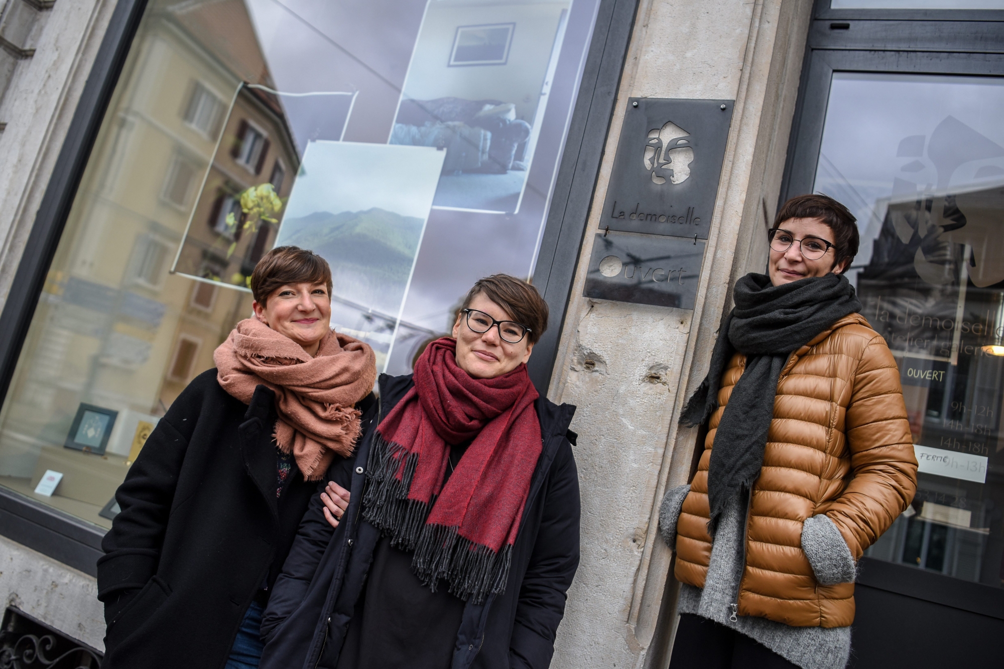 Trois des six créatrices de l'atelier galerie La Demoiselle sur leur pas de porte: Noémie Lagger, Amandine Bettinelli et Yaëlle Lässer.