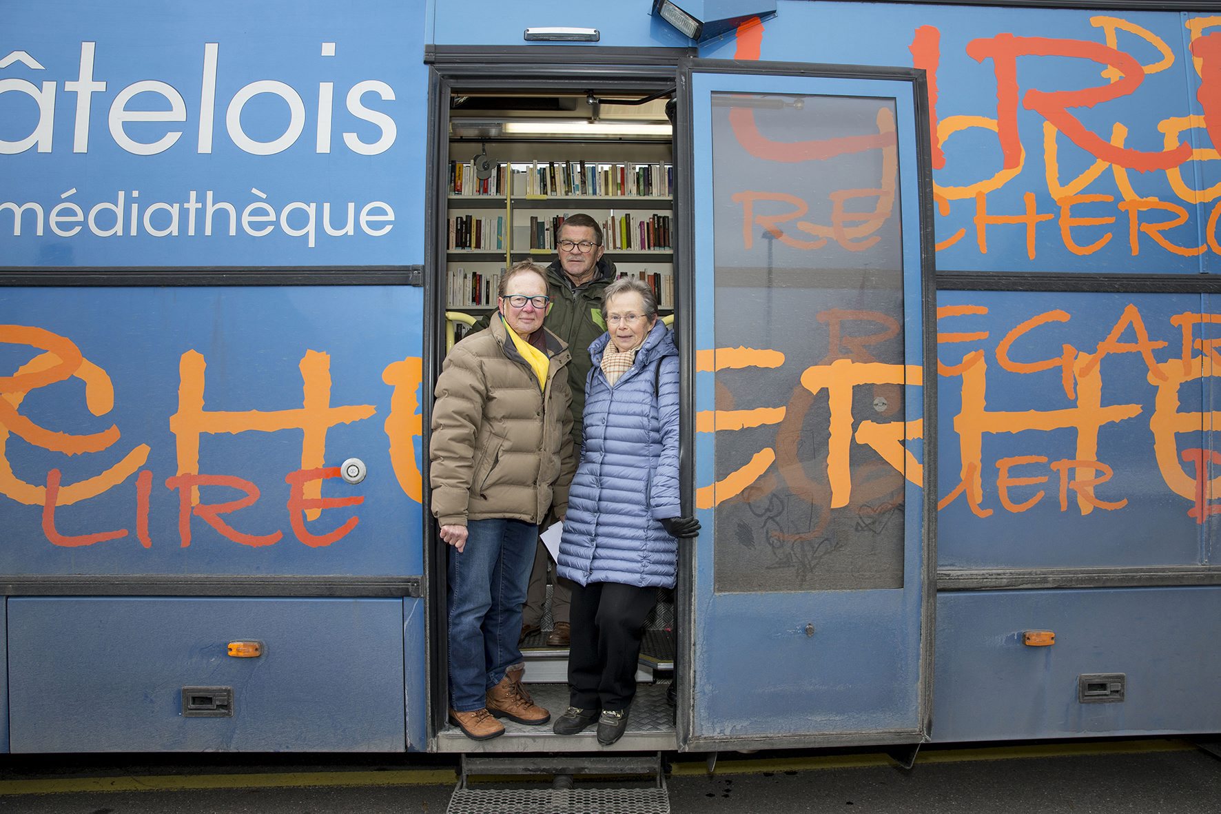 Marie-Louise Rosselet, Jean-Michel Bühler et Berthe-Hélène Balmer (de g. à d.), membres du comité d'initiative, espéraient un effet moratoire pour le maintien du Bibliobus à Val-de-Ruz en 2019.