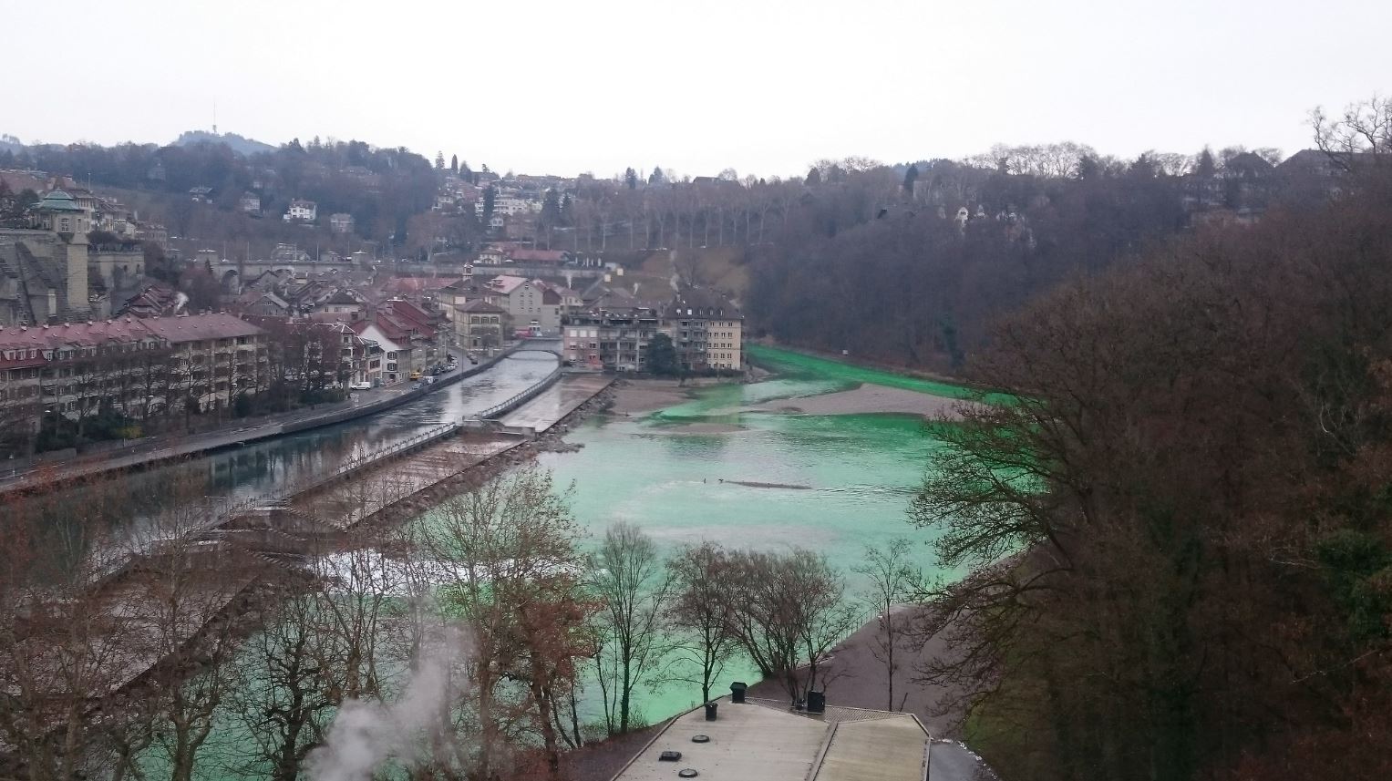 Les eaux de l'Aar ont viré au vert fluo mercredi après-midi, à Berne. 