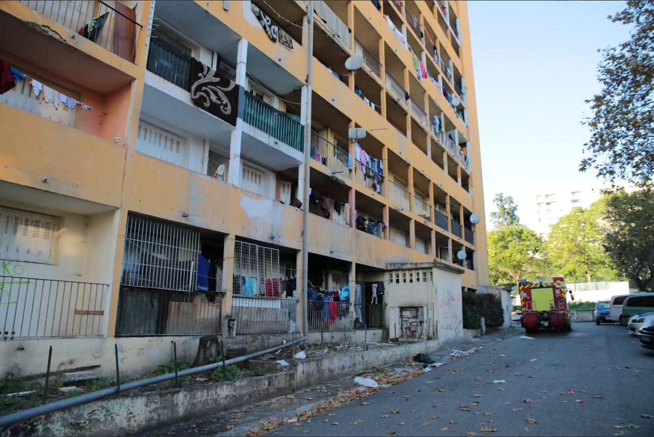 Au nord de Marseille, cet immeuble envahi par les rats, aux murs recouverts de moisissure et à l'électricité délabrée, faisait l'objet depuis plusieurs mois des plaintes des habitants et des voisins.