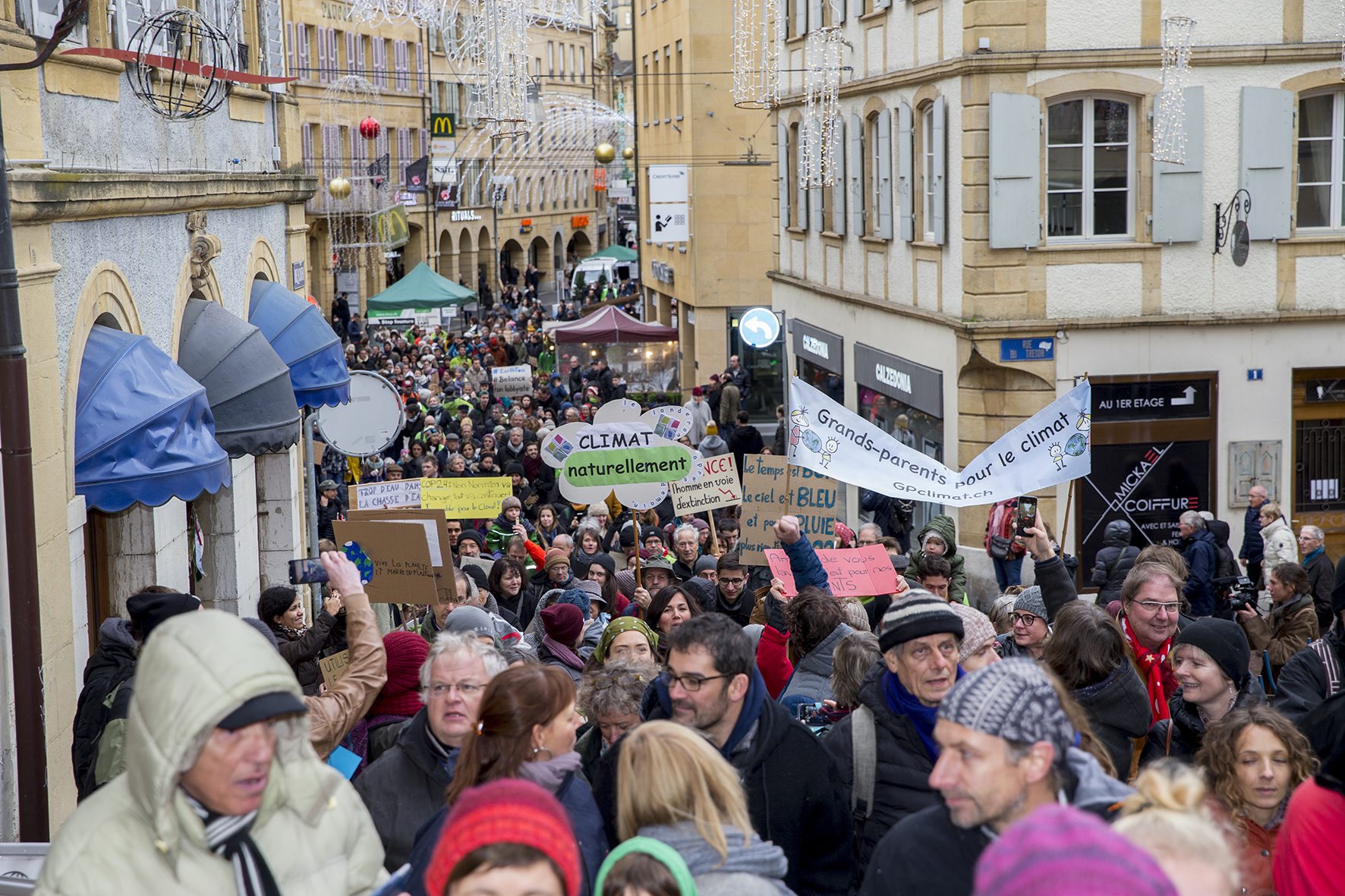 La Marche pour le climat a attiré près d'un millier de manifestants, selon les organisateurs.