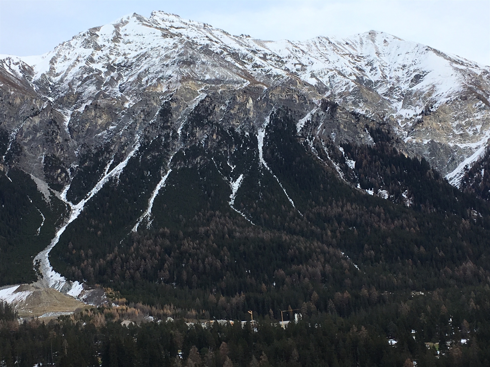 Le corps du malheureux a été découvert dans un endroit très pentu, au-dessus de Lenzerheide et de Lantsch/Lenz, au-delà de la limite de la flore arborescente.