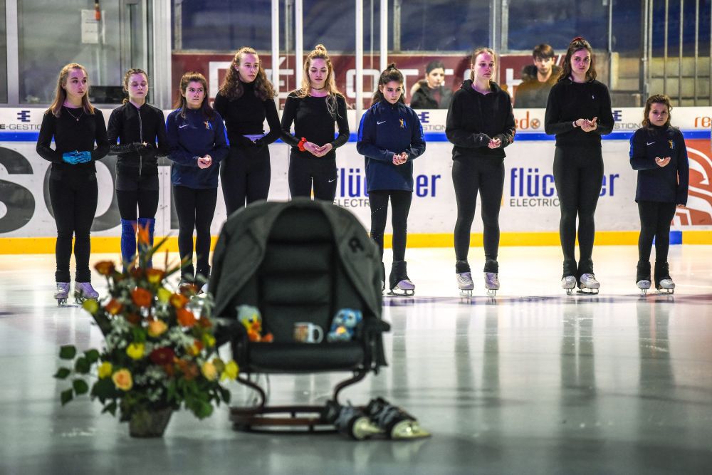 Un siège vide, une paire de patins à ses pieds: hommage à Jean-François Ballester aux Mélèzes.