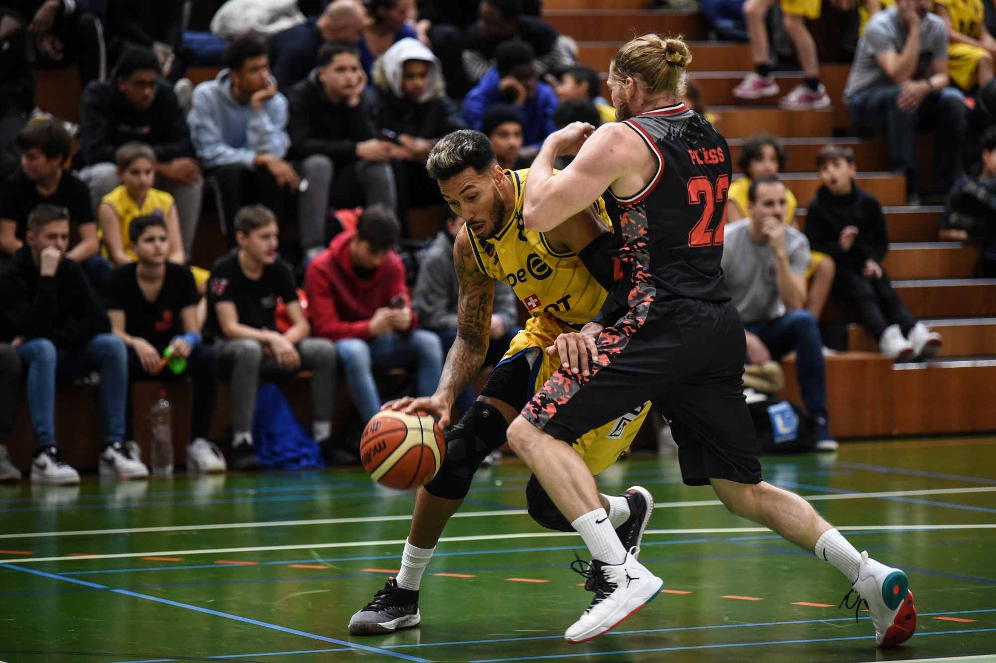 L'Unioniste Westher Molteni (en jaune) à la lutte avec le Lucernois MIchael Pluess  (22)    NEUCHATEL 8/12/2018  Photo: Christian Galley