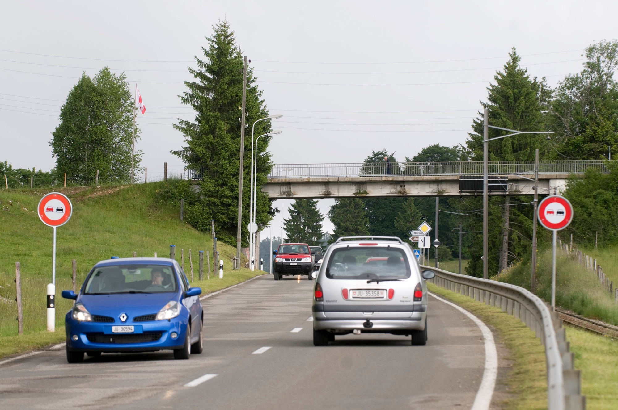 C'est non loin de cet endroit sur la route enneigée qu'un automobiliste a fini sur la voie des CJ.