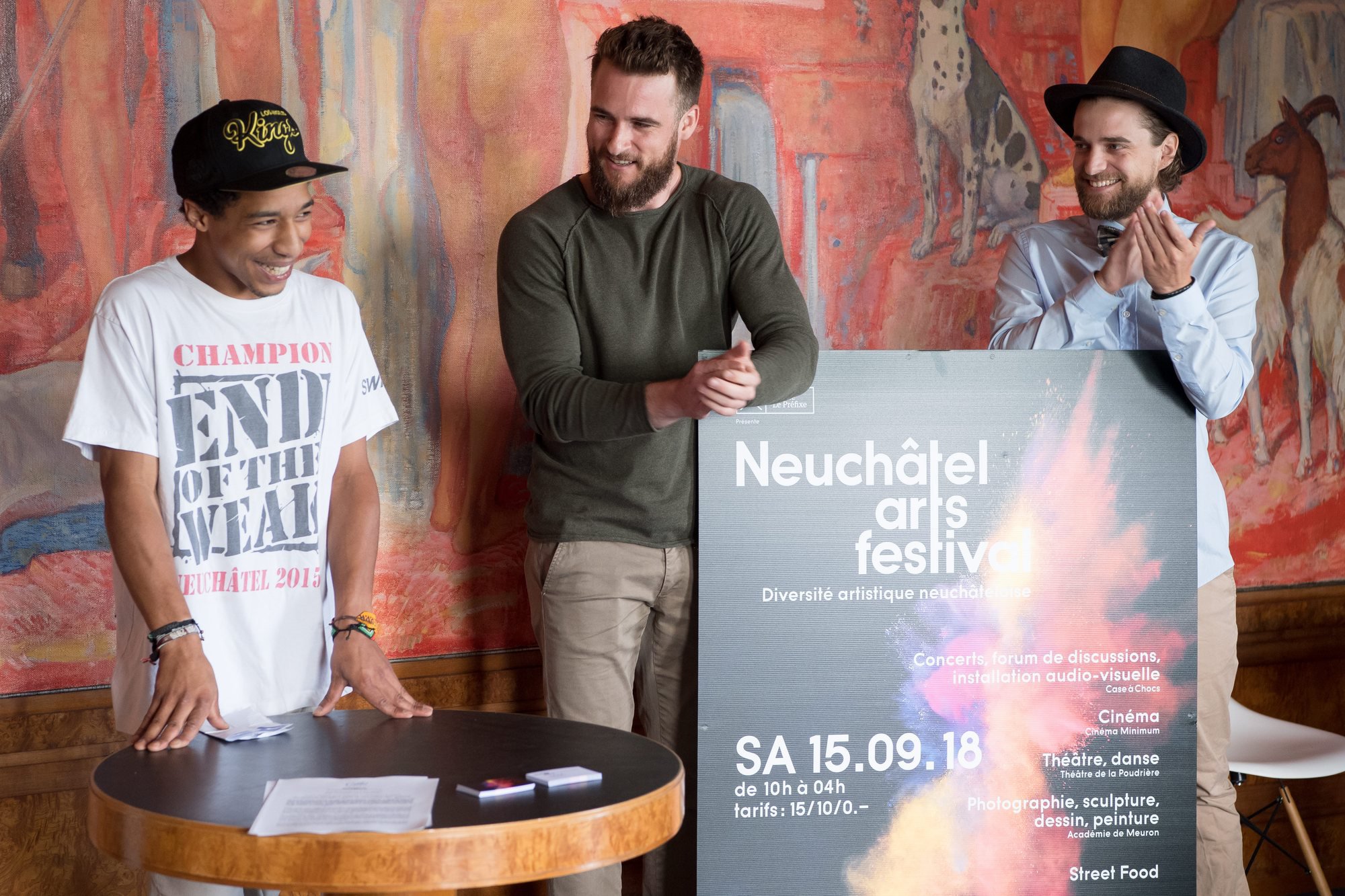 Le rappeur vaudruzien SoKool (à g.) avec Julien Gueniat et Raphaël Tschudi, initiateurs du projet lors de la remise du prix Comul pour le Neuchâtel Arts Festival en juin 2018.