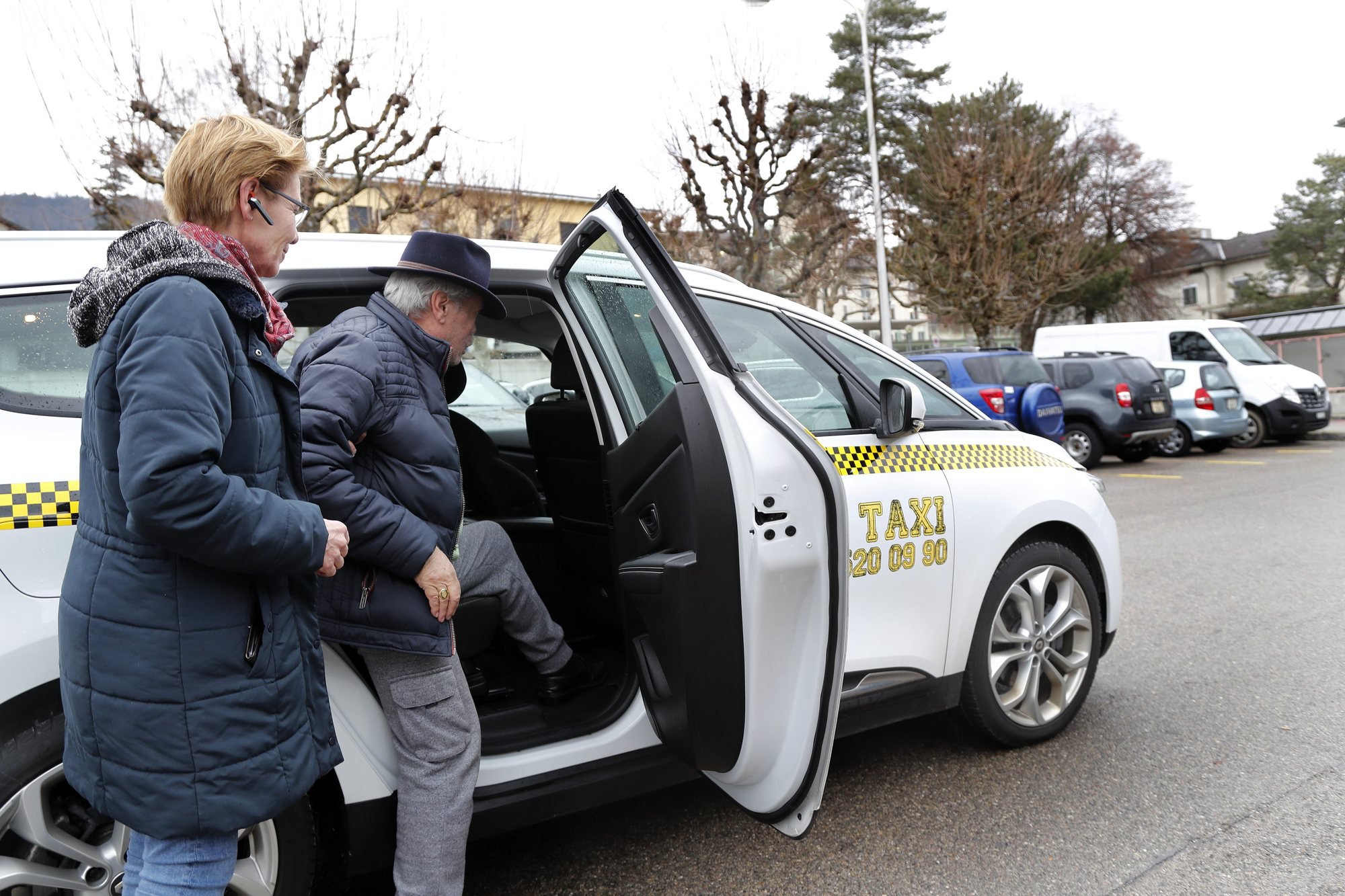 L'Hôpital du Jura a signé une convention avec deux compagnies de taxis afin qu'elles transportent les patients pouvant rester assis. Ce partenariat décharge le service ambulancier.