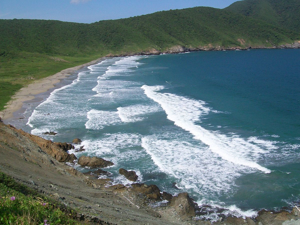 La plage est connue pour ses vagues pouvant atteindre les six mètres de hauteur.