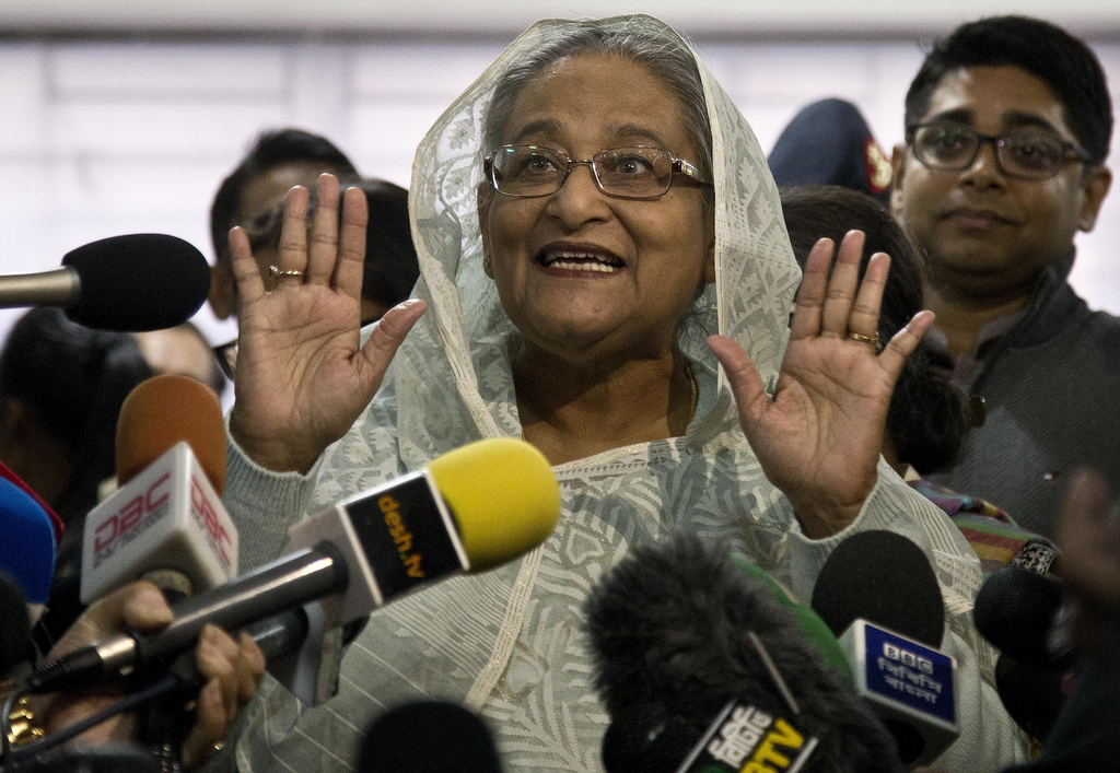 La Première ministre du Bangladesh Sheikh Hasina a remporté les législatives de dimanche, selon des résultats donnés à la télévision. L'opposition les rejette en dénonçant des fraudes, sur fond de violences ayant fait 17 morts.