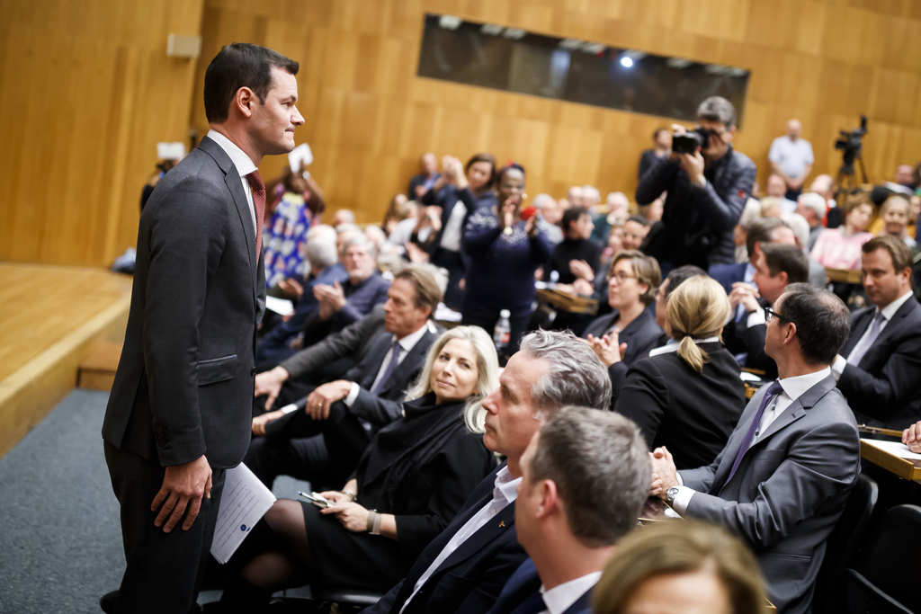 Le conseiller d'Etat Pierre Maudet s'est expliqué mardi soir devant les membres du parti genevois sur son voyage à Abu Dhabi, sans convaincre la majorité.