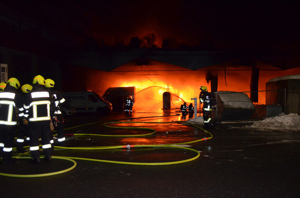 Malgré l'intervention des pompiers, le dépôt a été totalement détruit.