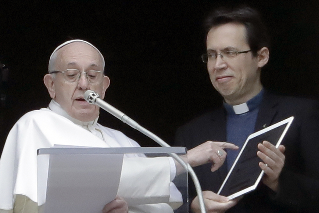 Le pape a lui même fait la démonstration de l'application lors de son audience dominicale. 
