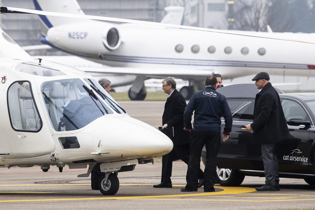 Une fois arrivés dans des aéroports tels que Zurich, à deux heures de train de Davos, les passagers de ces vols privés poursuivent souvent leur voyage en hélicoptère, pour gagner du temps.