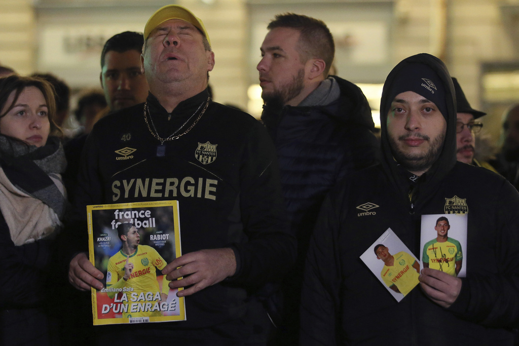 Des centaines de supporters se sont réunis, à Nantes, pour rendre hommage à leur ancien attaquant.