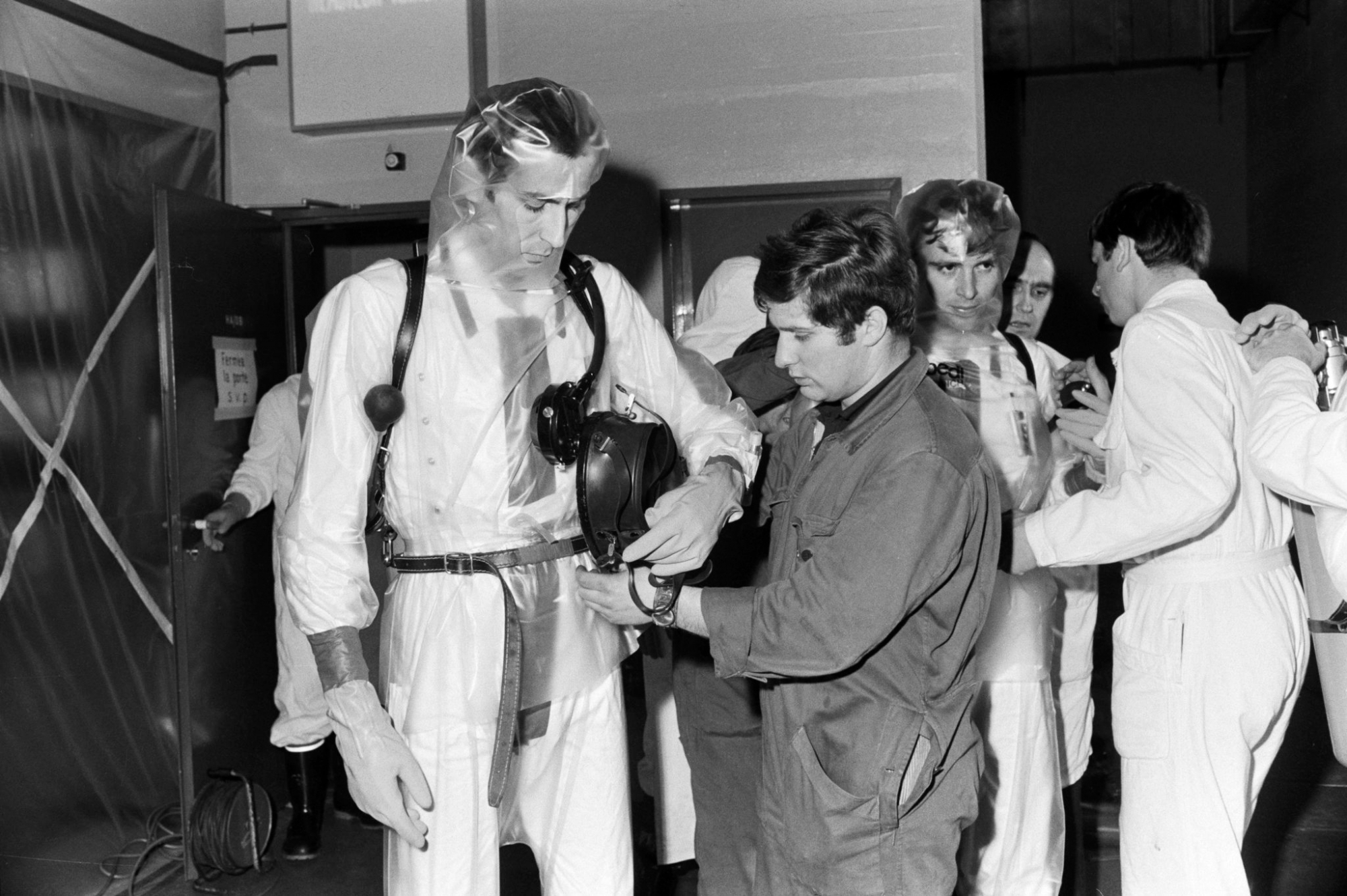 --- ARCHIVE --- AM 21. JANUAR 1969 VOR 50 JAHREN KAM ES IM VERSUCHSREAKTOR IN LUCENS IM KANTON WAADT ZU EINEM SCHWEREN REAKTORUNFALL --- A team of the operating personnel wearing radiation protection equipment enters the reactor cavern of Lucens, Switzerland, after the nuclear reactor accident, pictured on January 29, 1969. On January 21, 1969, Switzerland came dangerously close to nuclear catastrophe. After renovation works, the reactor was restarted when a serious incident took place: After problems with the cooling system, a partial core meltdown occurred. (KEYSTONE/PHOTOPRESS-ARCHIV/Joe Widmer)

Eine Equipe des Betriebspersonals mit Strahlenschutzausruestung betritt nach dem Reaktorunfall die Reaktorkaverne Lucens, aufgenommen am 29. Januar 1969. Am 21. Januar 1969, ist die Schweiz knapp einer atomaren Katastrophe entgangen. Nach einer Revision wurde der Reaktor wieder angefahren, worauf sich ein schwerer Zwischenfall ereignete: Nach Problemen mit dem Kuehlsystem kam es zu einer pa