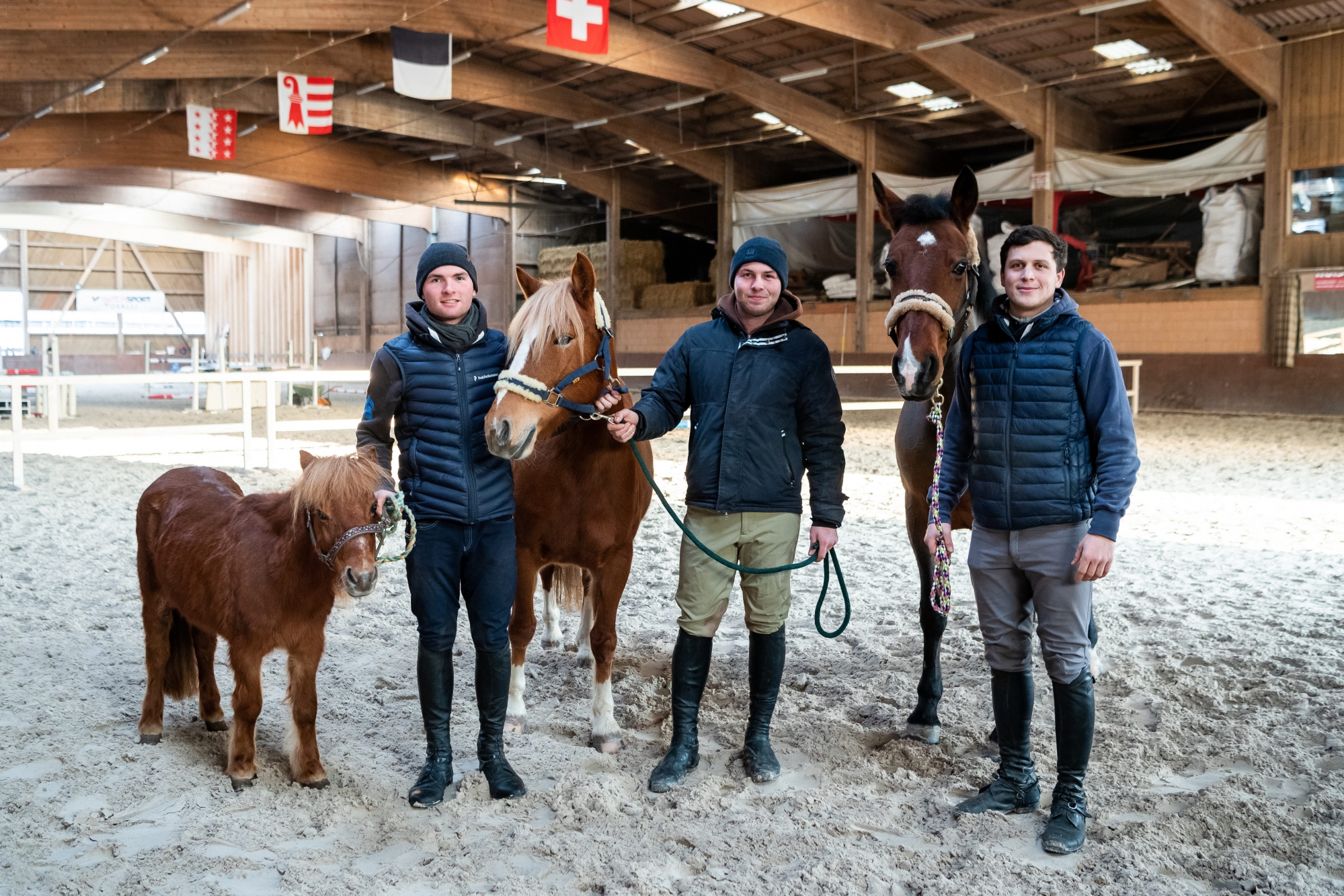 Bryan Balsiger, son frère Ken et Mirco Morelli (de gauche à droite) ont relancé l’école d’équitation qui les a formés.