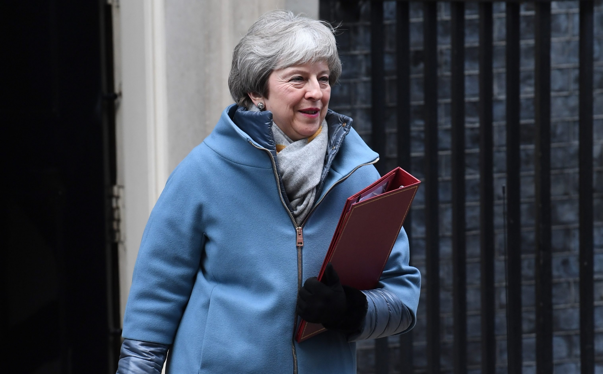 epa07306482 Britain's Prime Minister Theresa May leaves  10 Downing street in to give a statement in the Houses of Parliament in Westminster London, Britain, 21 January 2019. Theresa May is set to present her Plan B for Brexit to the British Parliament on 21 January.  EPA/NEIL HALL BRITAIN BREXIT VOTE