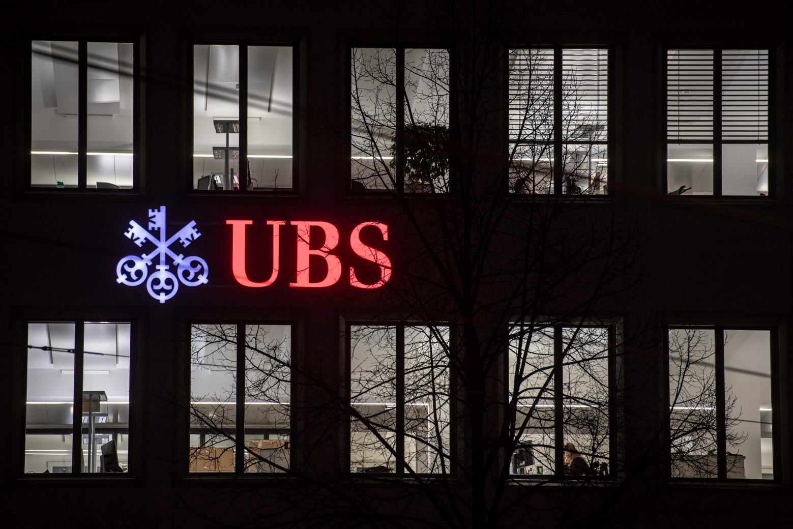 ARCHIVBILD ZU DEN QUARTALSZAHLEN DER UBS, AM DIENSTAG, 22. JANUAR 2019 ---- Das Logo der Bank UBS leuchtet am Montag, 21. Januar 2019 in Zuerich. (KEYSTONE/Ennio Leanza) SCHWEIZ UBS