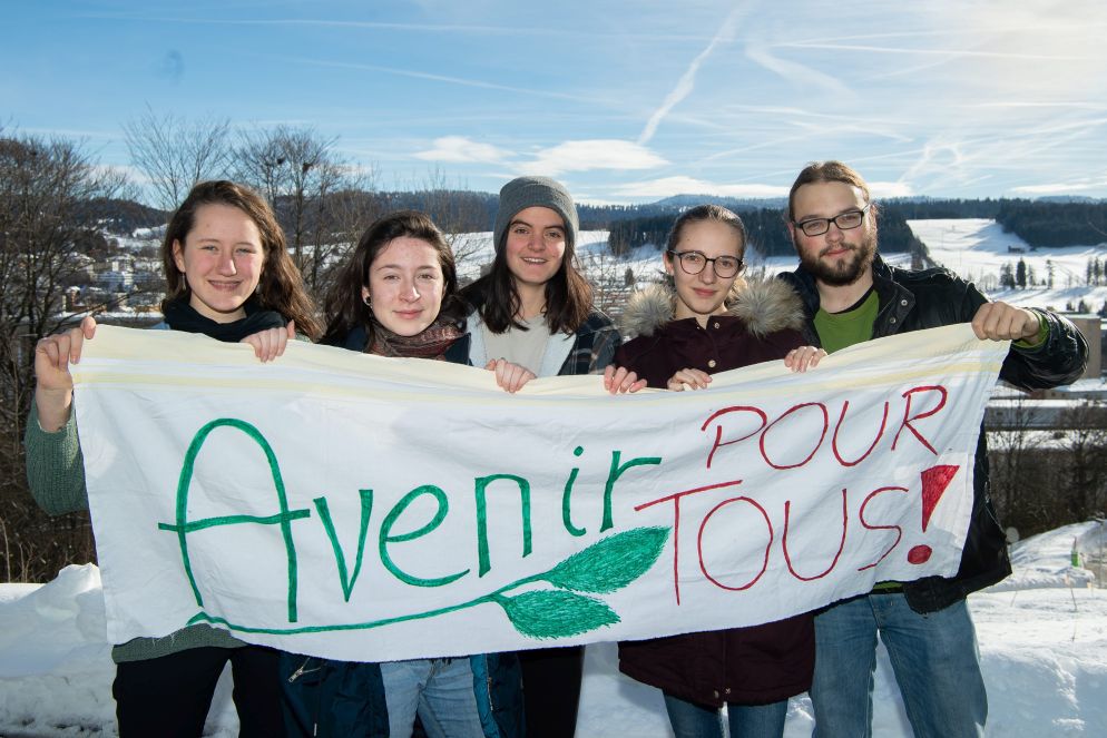 Des étudiants chaux-de-fonniers engagés dans la grève pour le climat: de gauche à droite, Ana Ziegler, Paula Rouiller, Marion Baslé, Malika Naula et Robin Augsburger.