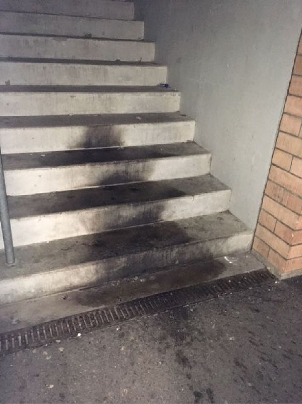 Un liquide inflammable a été déversé sur les marches situées à l’extérieur du bâtiment.