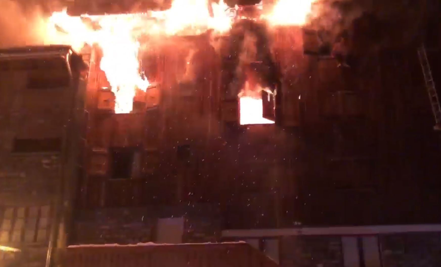 Le feu s'est très rapidement propagé à l'ensemble du bâtiment.