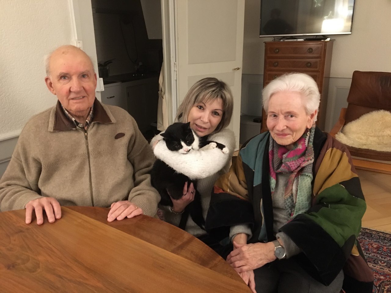 Le chat Eurêka et sa maîtresse Sandrine Clément, entourés par les Verrisans Paul et Dorit, un des deux couples ayant recueilli l'animal.