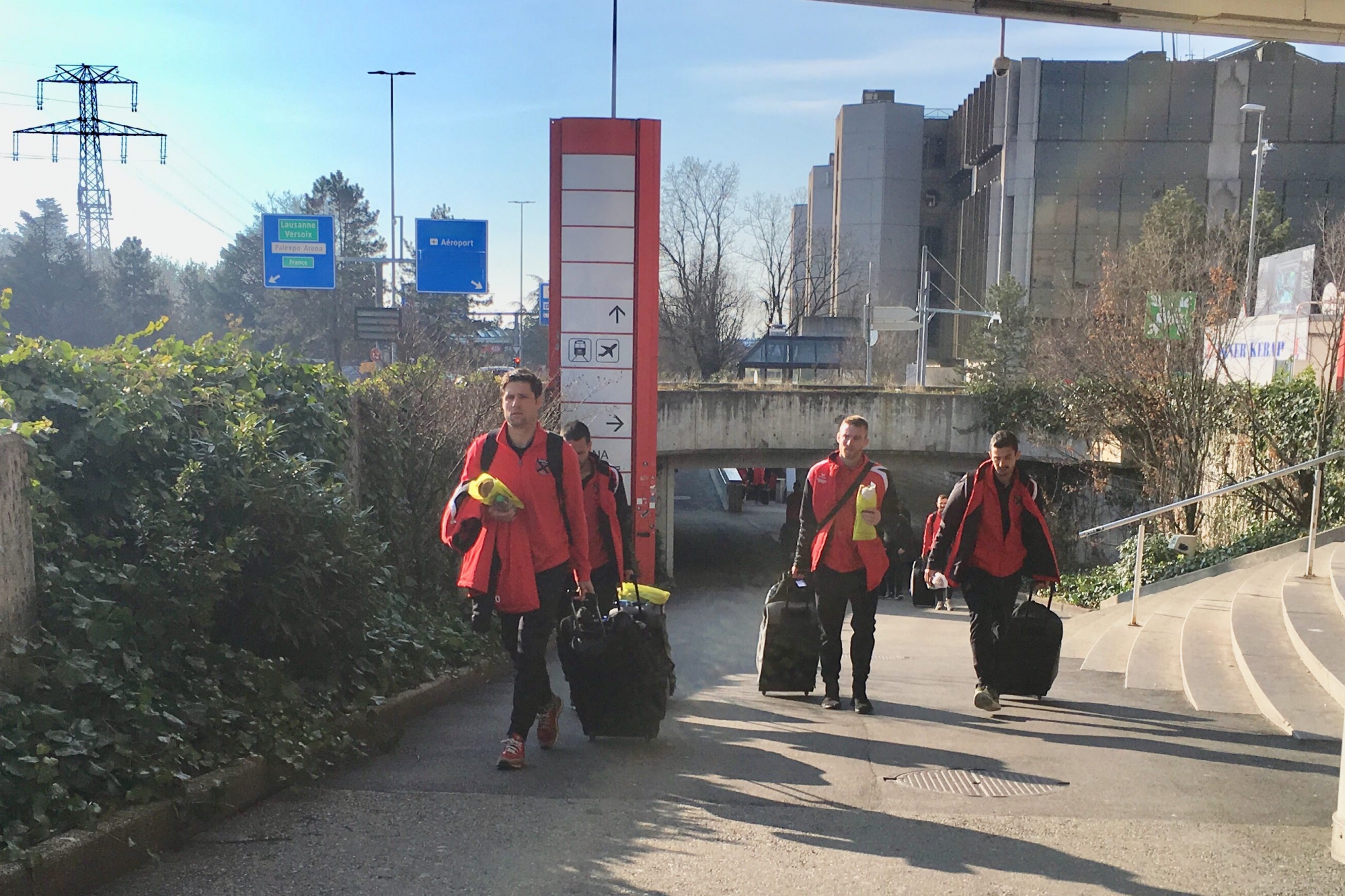 La délégation xamaxienne a atterri à Genève, en provenance d'Alicante, sans encombre. Elle a ensuite rallié Neuchâtel en car. (Photo CHRISTIAN GALLEY)