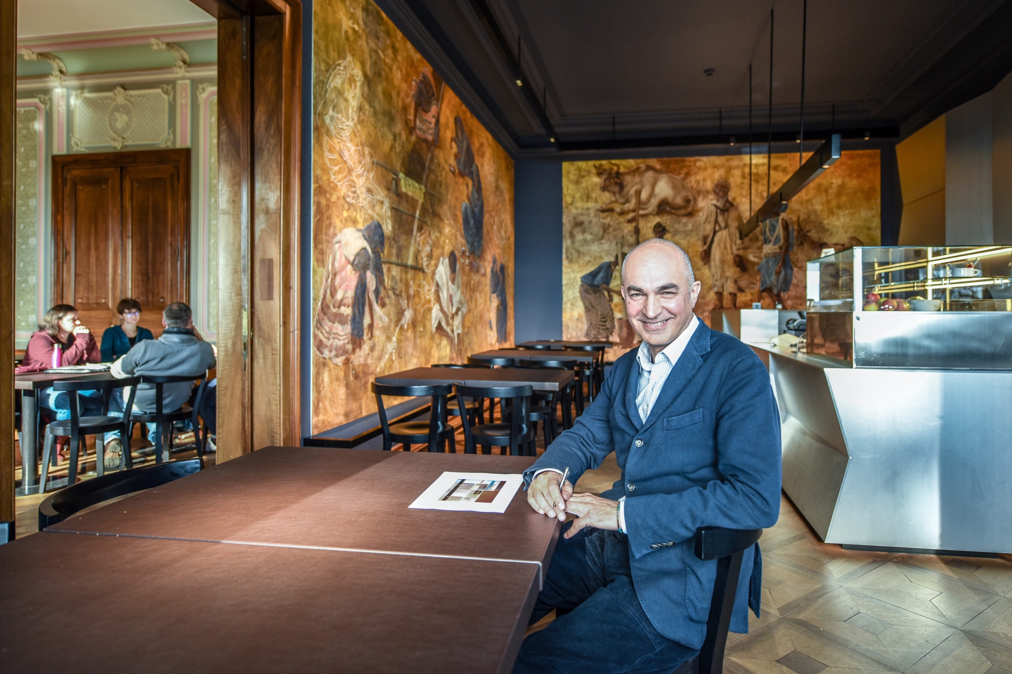 L'architecte Guido Pietrini dans le café distingué par patrimoine suisse.
