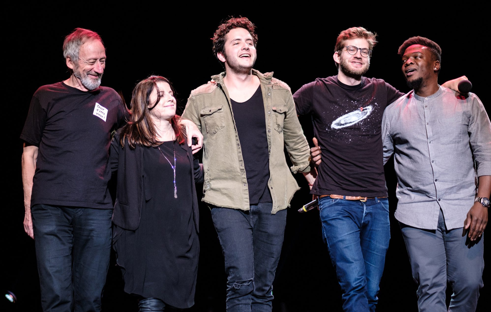 De gauche à droite: Jacques Bonvin, Nathalie Devantay, Alexandre Kominek, Thomas Wiesel et Edem Labah lors du premier gala SOS humoristes organisé à Meyrin (GE), le 21 décembre dernier.