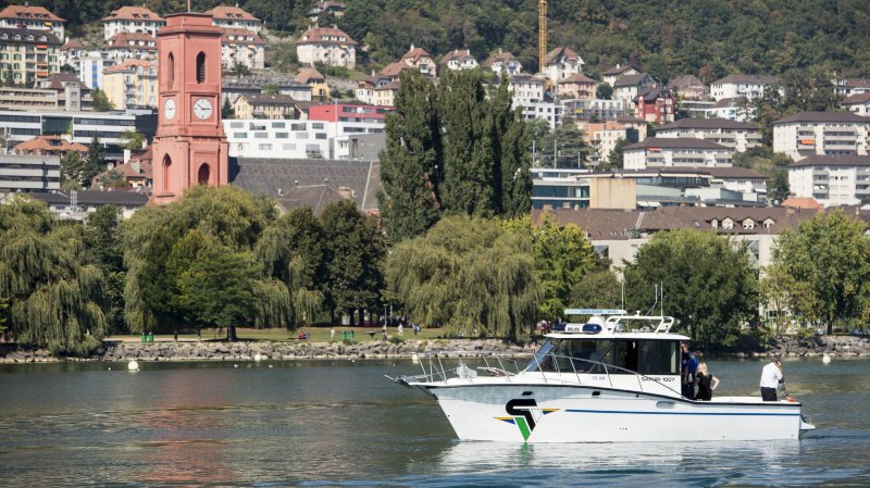 Depuis septembre 2014, ce sont les polices cantonales fribourgeoise et vaudoise qui assurent la surveillance des eaux neuchâteloises. 