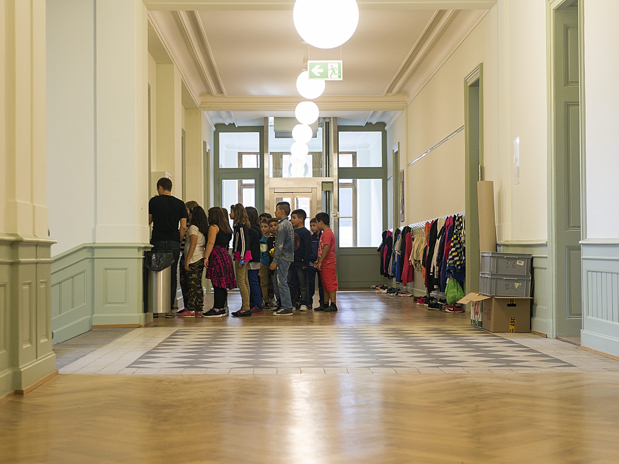 Schueler im Gang des Blaesi-Schulhauses in Basel am Montag, 18. August 2014. Wie in fast allen Kantonen der Schweiz dauert die Primarschule neu sechs Jahre. (KEYSTONE/Georgios Kefalas)