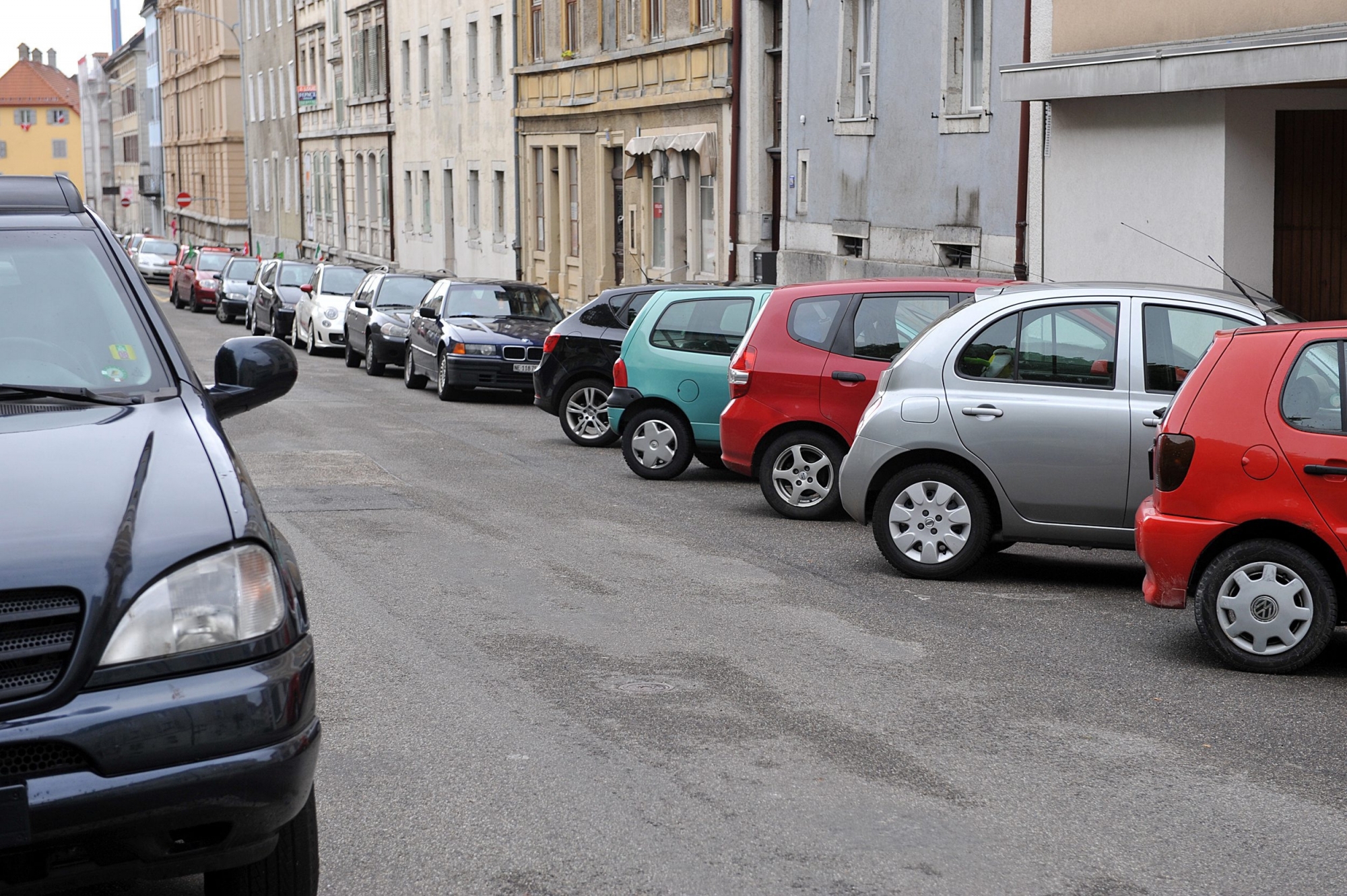 Deux mille voitures de pendulaires squattent La Chaux-de-Fonds. La Ville entend les taxer, soit avec un macaron payant, soit dans des parkings d'échange également payants.