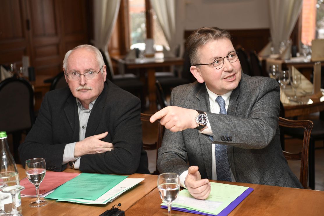 Le conseiller national Raymond Clottu, à droite, avec Walter Willener, président de l'UDC neuchâteloise, à Couvet.