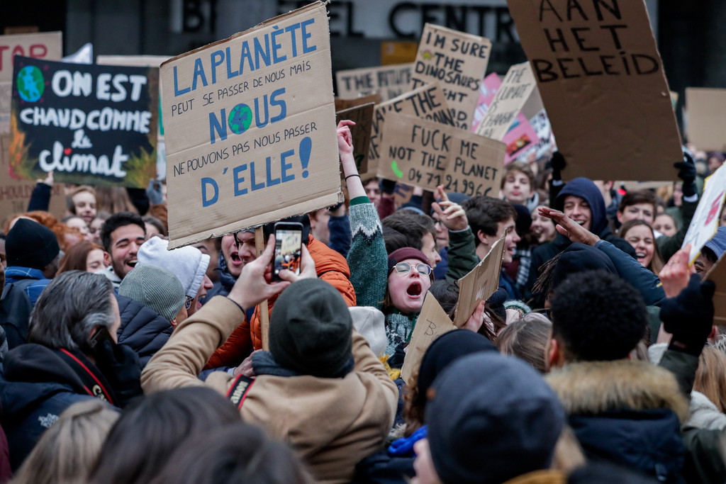 Ces jeunes sèchent les cours tous les jeudis depuis un mois pour cette marche hebdomadaire, qui avait rassemblé la semaine dernière 35'000 personnes.