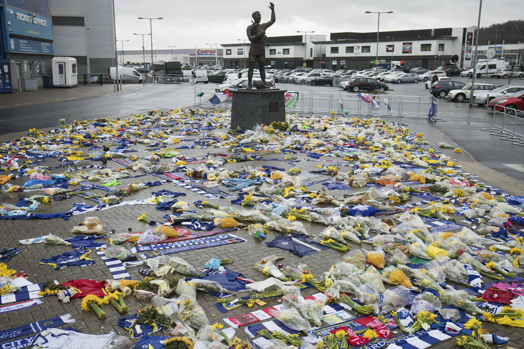 De nombreuses personnes sont venues rendre hommage vendredi au footballeur Emiliano Sala devant le stade de football de Cardiff City, au Pays-de-Galles.