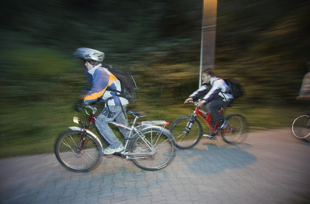 Les enfants ne se déplacent plus suffisamment à pied ou à vélo pour aller à l'école (illustration).