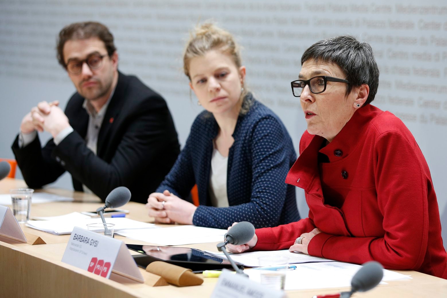 Barbara Gysi, Nationalraetin SP-SG, Vizepraesidentin der SP Schweiz, rechts, spricht neben Nadine Masshardt, Nationalraetin SP-BE, Wahlkampfleiterin der SP Schweiz, und David Roth, Kantonsrat LU, Praesident der SP Luzern, waehrend einer Medienkonferenz ueber die Verbilligung der Krankenkassenpraemien, am Montag, 28. Januar 2019, in Bern. (KEYSTONE/Peter Klaunzer) SCHWEIZ MK SP KRANKENKASSENPRAEMIEN