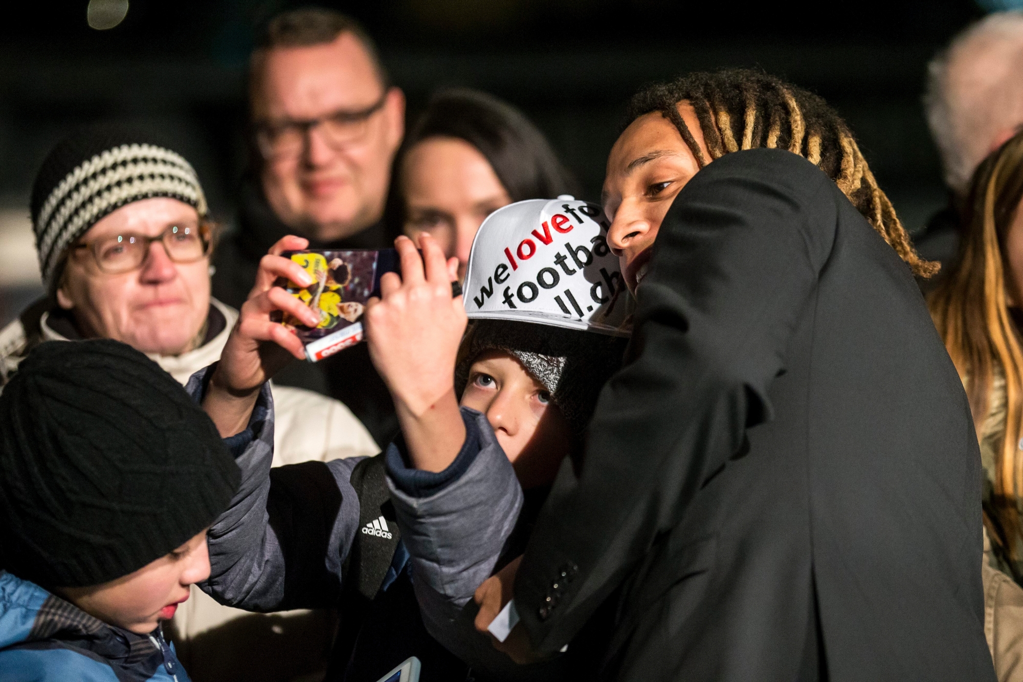 Kevin Mbabu, BSC Young Boys, macht mit einem Fan ein Selfie auf dem gruenen Teppich anlaesslich der 6. SFL Award Night am Montag, 28. Januar 2019, im KKL in Luzern. (KEYSTONE/Alexandra Wey) SCHWEIZ SFL AWARD NIGHT