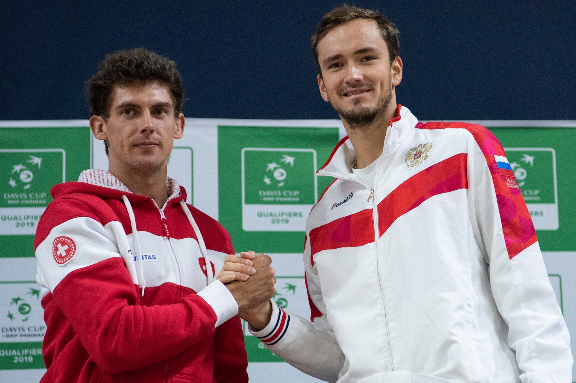 Switzerland's Davis Cup player Henri Laaksonen, left, and Russia's Davis Cup player Daniil Medvedev, right, pose during the draw ceremony in the Swiss Tennis Arena in Biel, Switzerland, on Thursday, January 31, 2019. Switzerland will be face Russia in the tennis Davis Cup qualification final round. (KEYSTONE/Peter Schneider) SWITZERLAND TENNIS DAVIS CUP
