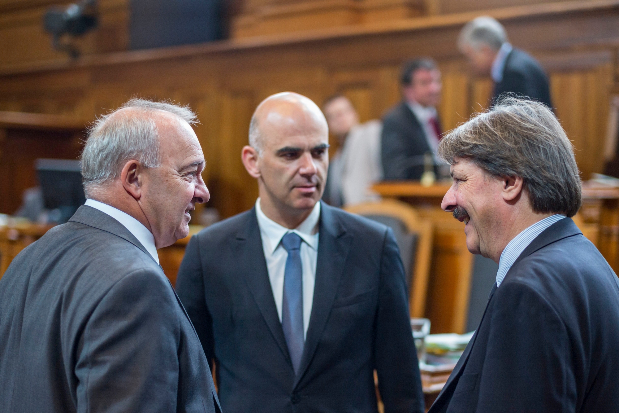 Bundesrat Alain Berset, Mitte, diskutiert nach Ende der Debatte um die Reform der Altersvorsorge mit Paul Rechsteiner, SP-SG, rechts, und Alex Kuprecht, SVP-SZ, im Staenderat, am Dienstag, 15. September 2015, an der Herbstsession der Eidgenoessischen Raete in Bern. (KEYSTONE/Alessandro della Valle) SCHWEIZ SESSION STAENDERAT