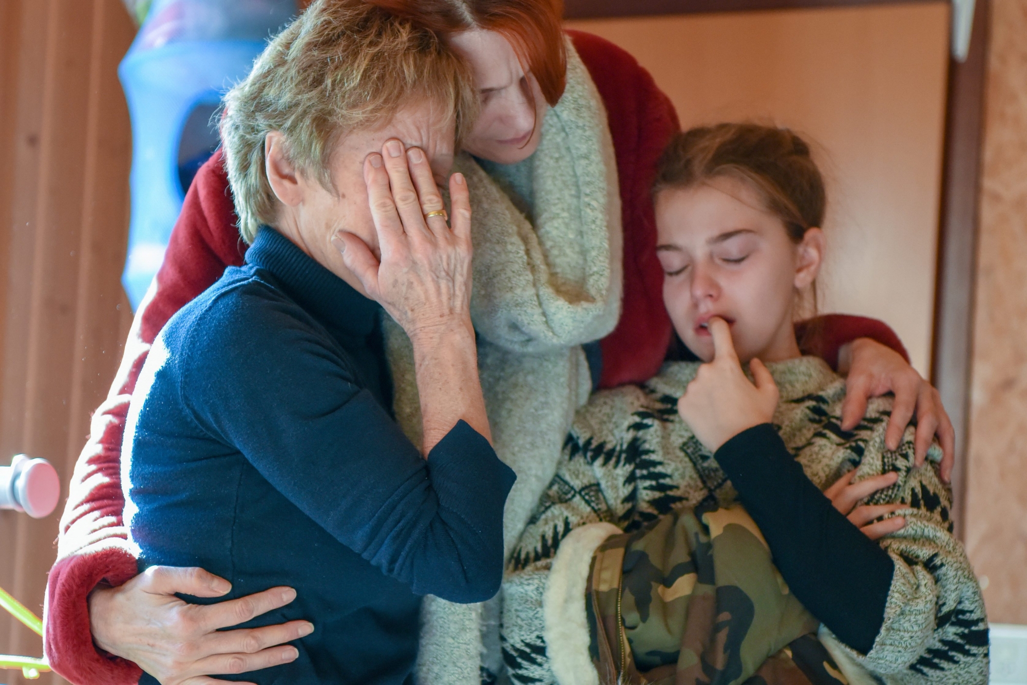 Claudine Buchwalder (à gauche) a reçu le soutien des parents et des enfants qu'elle accueille chez elle à Savagnier depuis des années.