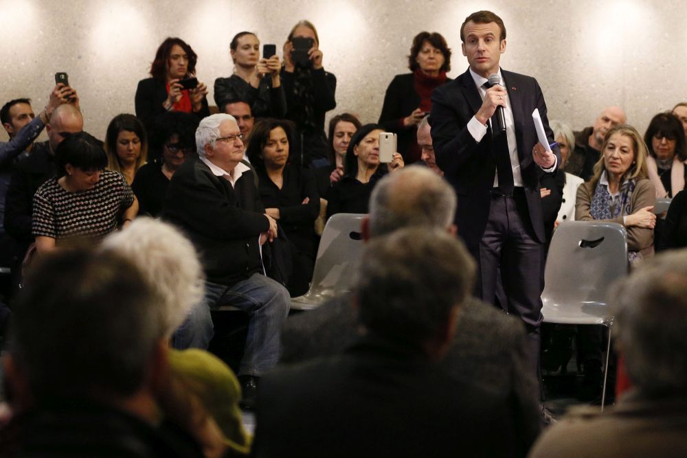 Le président Emmanuel Macron débat avec des citoyens.