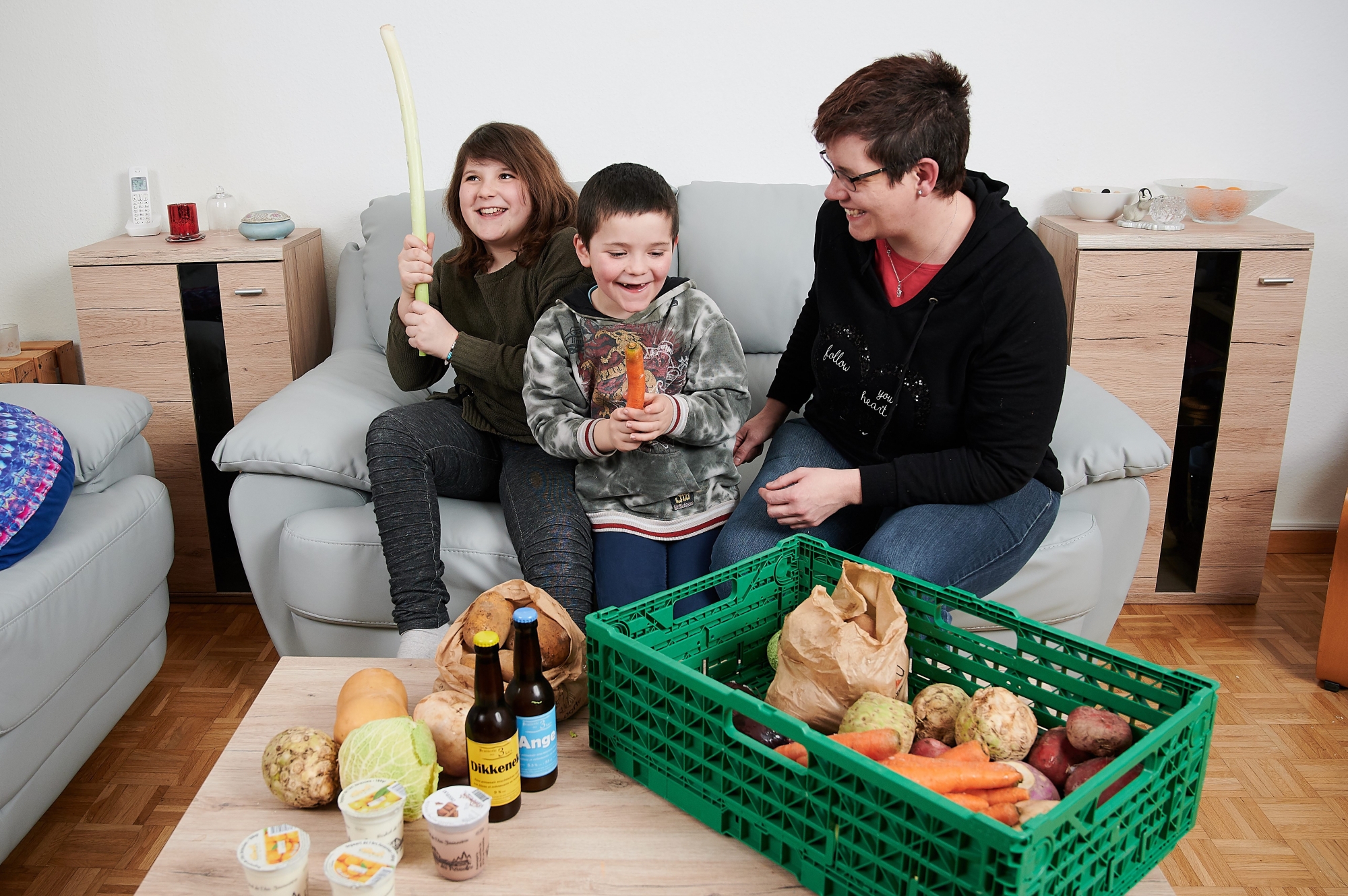 Gaëlle Berlani (à gauche) et ses enfants Auriane et Ianis préfèrent les légumes du marché à ceux des grandes surfaces. 