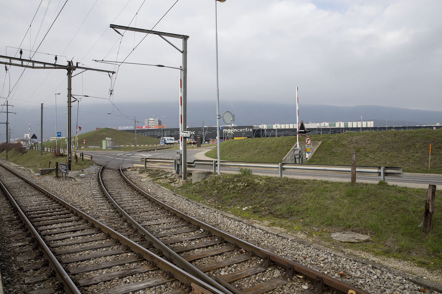 La voie empruntée par les convois en direction de la centrale de distribution de la Migros génère trop de bruit, critiquent les voisins de la gare de Marin.