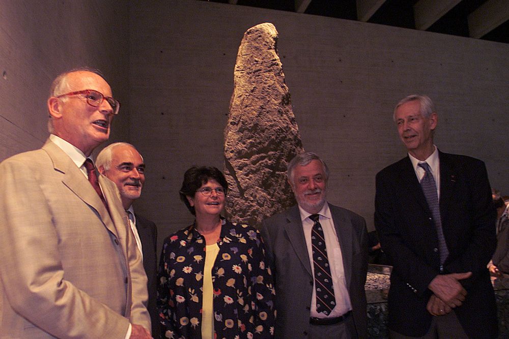 De gauche a droite, Michel Egloff, directeur du musée, le conseiller d’Etat Thierry Béguin, la conseillère fédérale Ruth Dreifuss et les scientifiques Yves Coppens et Jacques Piccard lors de l’inauguration du Laténium le 7 septembre 2001.